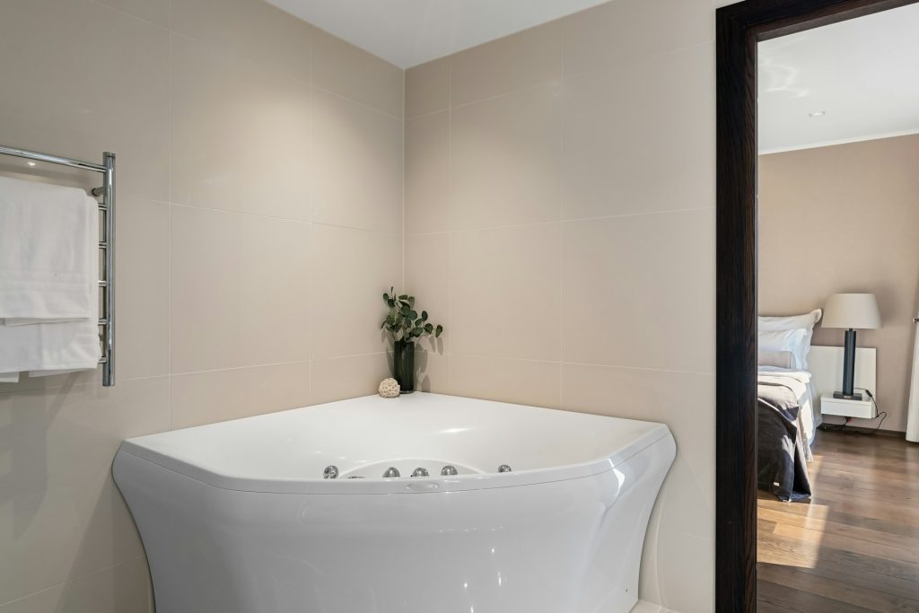 baignoire dans une petite salle de bain